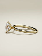 The Alba, solitario con diamante redondo de laboratorio en oro amarillo 14K, vista lateral
