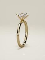 The Alba, solitario con diamante redondo de laboratorio en oro amarillo 14K, de pie, vista frontal