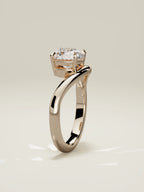 The Arco, solitario con diamante redondo de laboratorio en oro rosa 14K, de pie, vista frontal