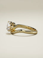 The Arco, solitario con diamante redondo de laboratorio en oro amarillo 14K, vista lateral