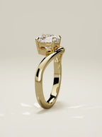 The Arco, solitario con diamante redondo de laboratorio en oro amarillo 14K, de pie, vista frontal