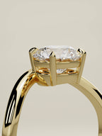 The Arco, solitario con diamante redondo de laboratorio en oro amarillo 14K, de pie, vista de tres cuartos