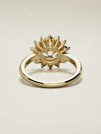 The Aura, solitario con diamante redondo de laboratorio en oro amarillo 14K, vista trasera