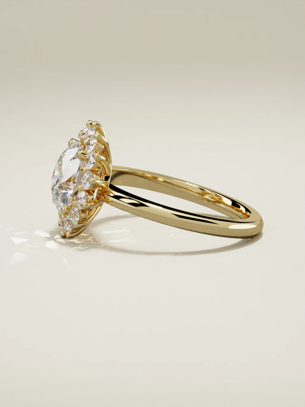 The Aura, solitario con diamante redondo de laboratorio en oro amarillo 14K, vista lateral