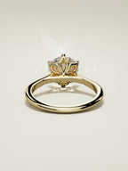 The Azahar, solitario con diamante redondo de laboratorio en oro amarillo 14K, vista trasera