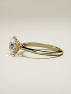 The Azahar, solitario con diamante redondo de laboratorio en oro amarillo 14K, vista lateral