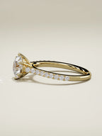The Blonda, solitario con diamante redondo de laboratorio en oro amarillo 14K, vista lateral