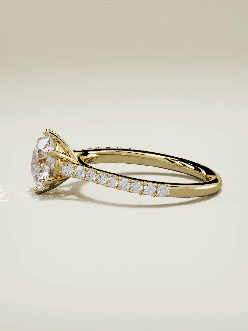 The Blonda, solitario con diamante redondo de laboratorio en oro amarillo 14K, vista lateral