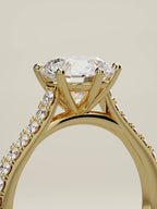 The Blonda, solitario con diamante redondo de laboratorio en oro amarillo 14K, de pie, vista de tres cuartos