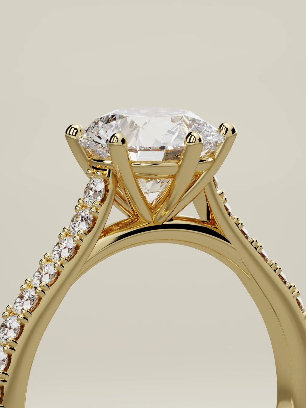 The Blonda, solitario con diamante redondo de laboratorio en oro amarillo 14K, de pie, vista de tres cuartos