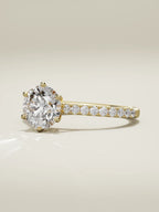 The Blonda, solitario con diamante redondo de laboratorio en oro amarillo 14K, vista de tres cuartos