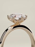 The Dalia, solitario con diamante redondo de laboratorio en oro rosa 14K, de pie, vista de tres cuartos