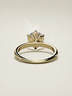 The Dalia, solitario con diamante redondo de laboratorio en oro amarillo 14K, vista trasera