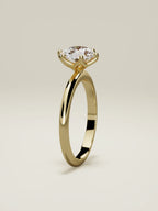 The Dalia, solitario con diamante redondo de laboratorio en oro amarillo 14K, de pie, vista frontal