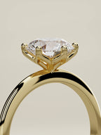 The Dalia, solitario con diamante redondo de laboratorio en oro amarillo 14K, de pie, vista de tres cuartos
