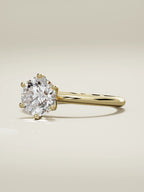 The Dalia, solitario con diamante redondo de laboratorio en oro amarillo 14K, vista de tres cuartos