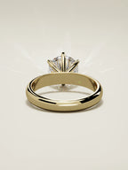 The Fina, solitario con diamante redondo de laboratorio en oro amarillo 14K, vista trasera