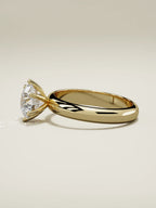 The Fina, solitario con diamante redondo de laboratorio en oro amarillo 14K, vista lateral