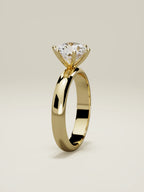 The Fina, solitario con diamante redondo de laboratorio en oro amarillo 14K, de pie, vista frontal