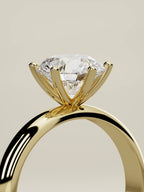 The Fina, solitario con diamante redondo de laboratorio en oro amarillo 14K, de pie, vista de tres cuartos