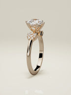 The Flora, solitario con diamante redondo de laboratorio en oro rosa 14K, de pie, vista frontal