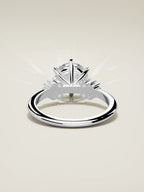 The Flora, solitario con diamante redondo de laboratorio en oro blanco 14K, vista trasera