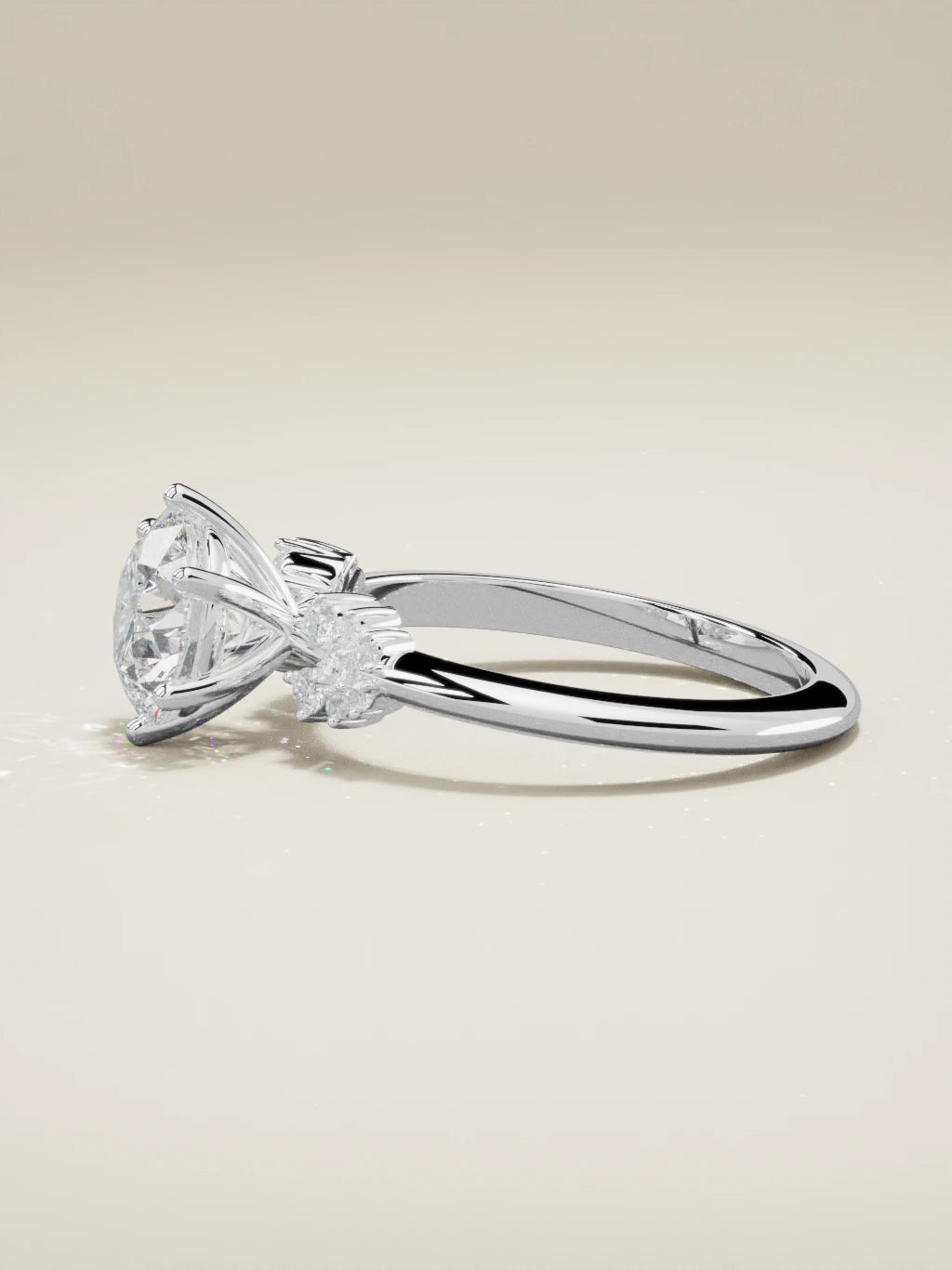 The Flora, solitario con diamante redondo de laboratorio en oro blanco 14K, vista lateral