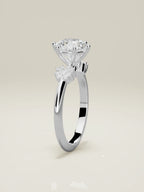 The Flora, solitario con diamante redondo de laboratorio en oro blanco 14K, de pie, vista frontal
