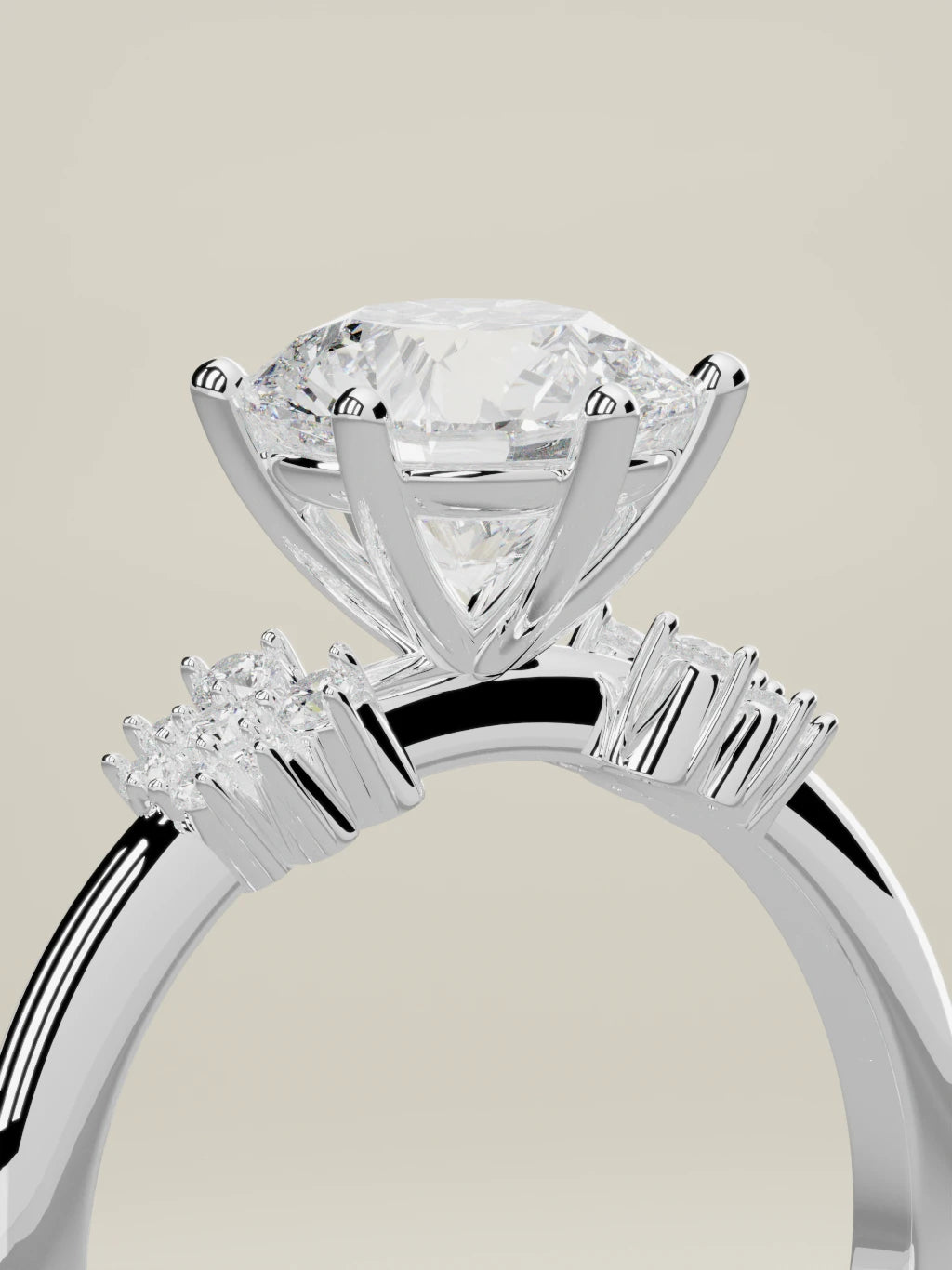 The Flora, solitario con diamante redondo de laboratorio en oro blanco 14K, de pie, vista de tres cuartos