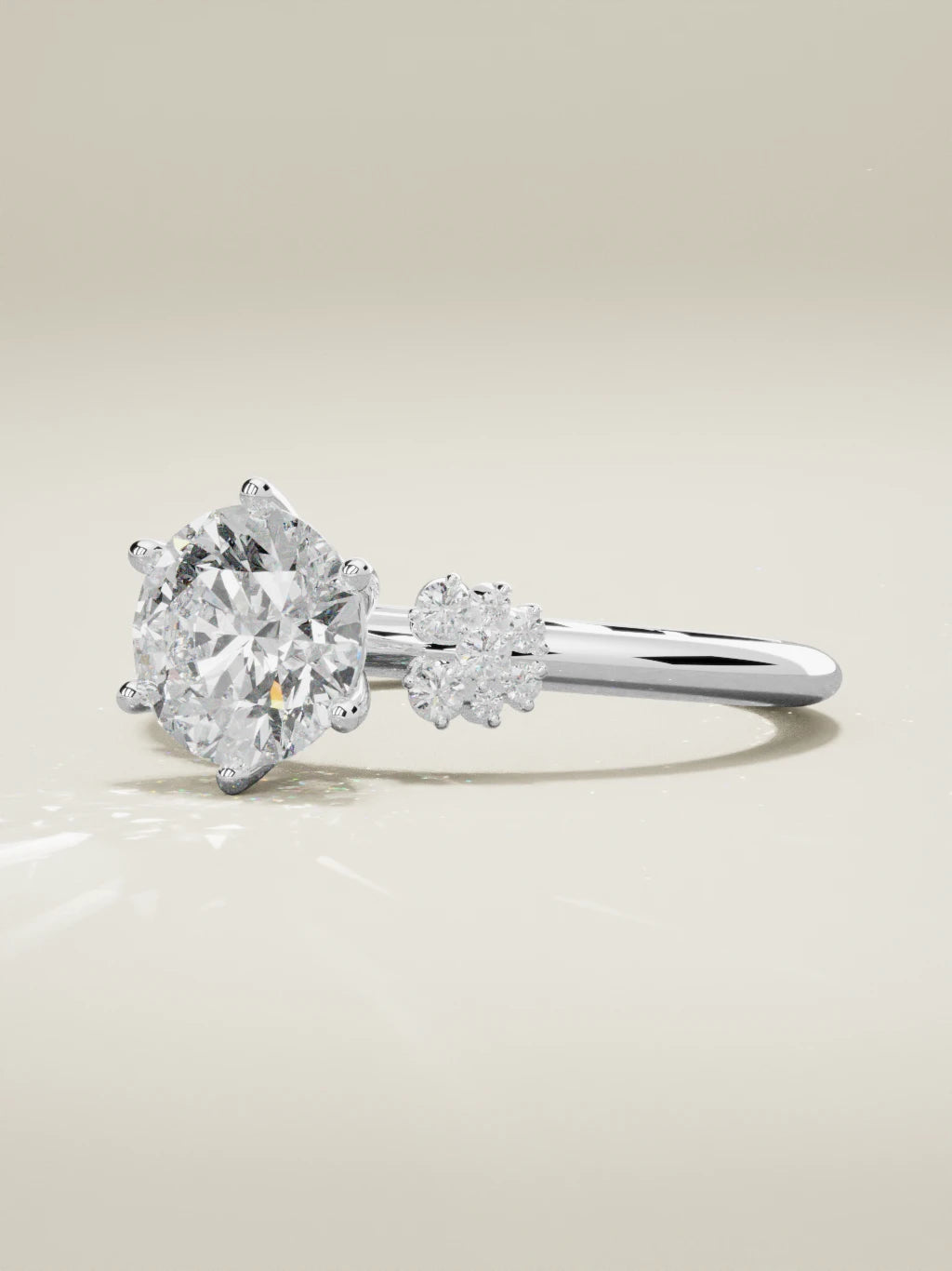 The Flora, solitario con diamante redondo de laboratorio en oro blanco 14K, vista de tres cuartos