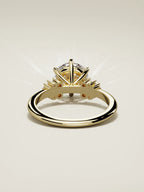 The Flora, solitario con diamante redondo de laboratorio en oro amarillo 14K, vista trasera