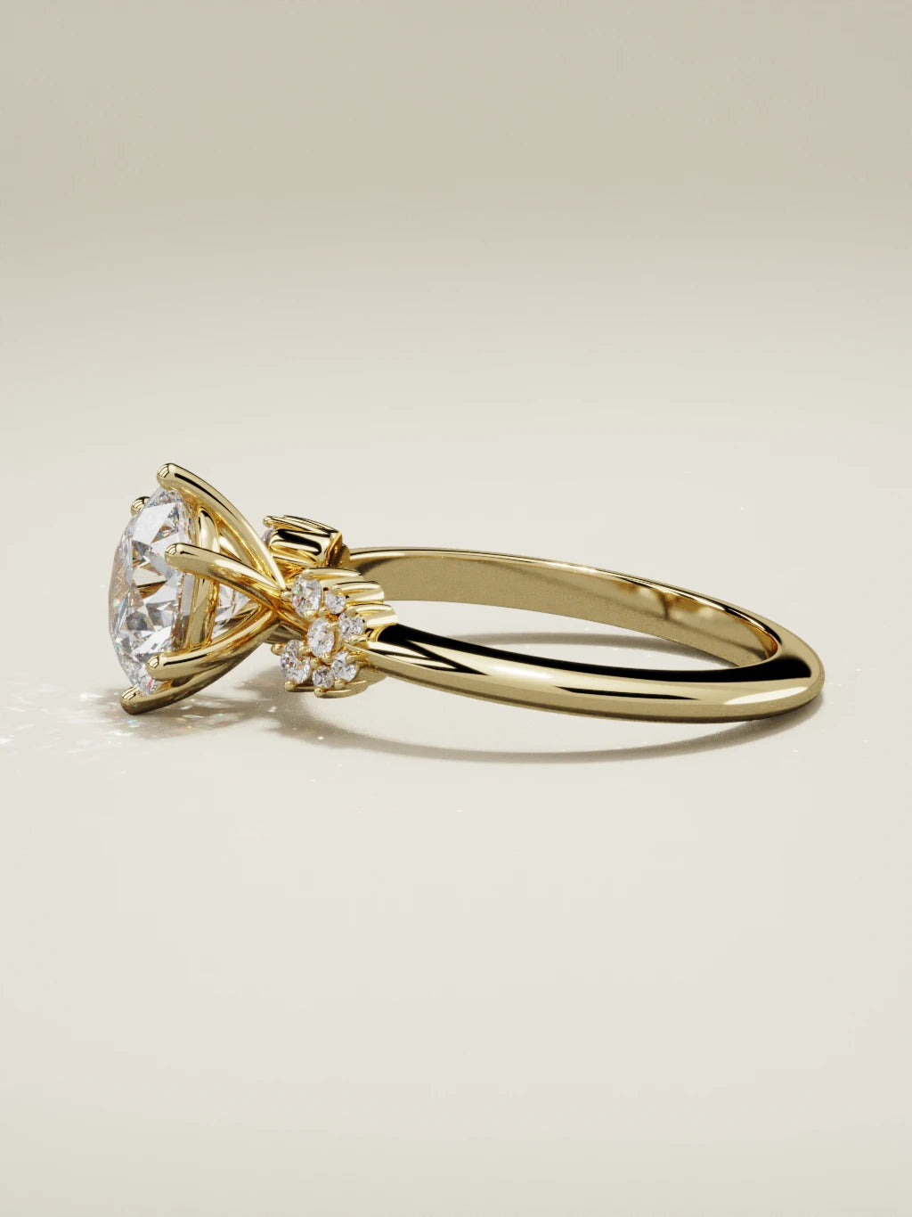 The Flora, solitario con diamante redondo de laboratorio en oro amarillo 14K, vista lateral
