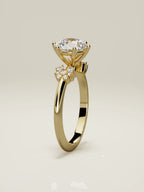 The Flora, solitario con diamante redondo de laboratorio en oro amarillo 14K, de pie, vista frontal