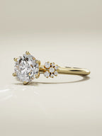 The Flora, solitario con diamante redondo de laboratorio en oro amarillo 14K, vista de tres cuartos