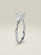 The Gala, solitario con diamante redondo de laboratorio en oro blanco 14K, de pie, vista frontal