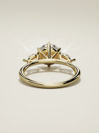The Gala, solitario con diamante redondo de laboratorio en oro amarillo 14K, vista trasera
