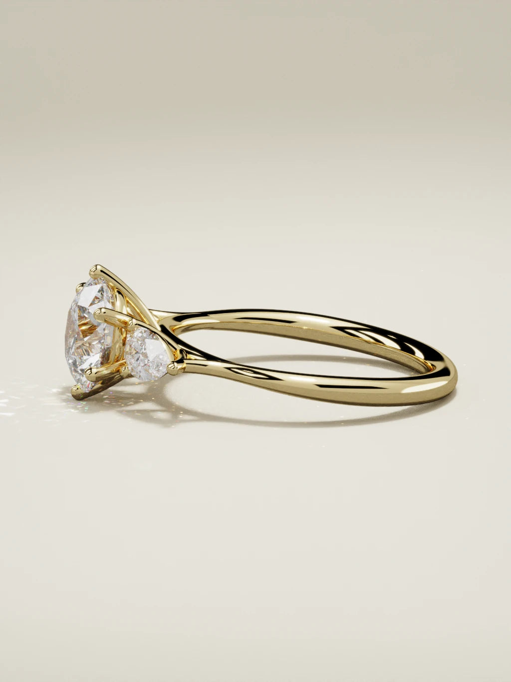 The Gala, solitario con diamante redondo de laboratorio en oro amarillo 14K, vista lateral