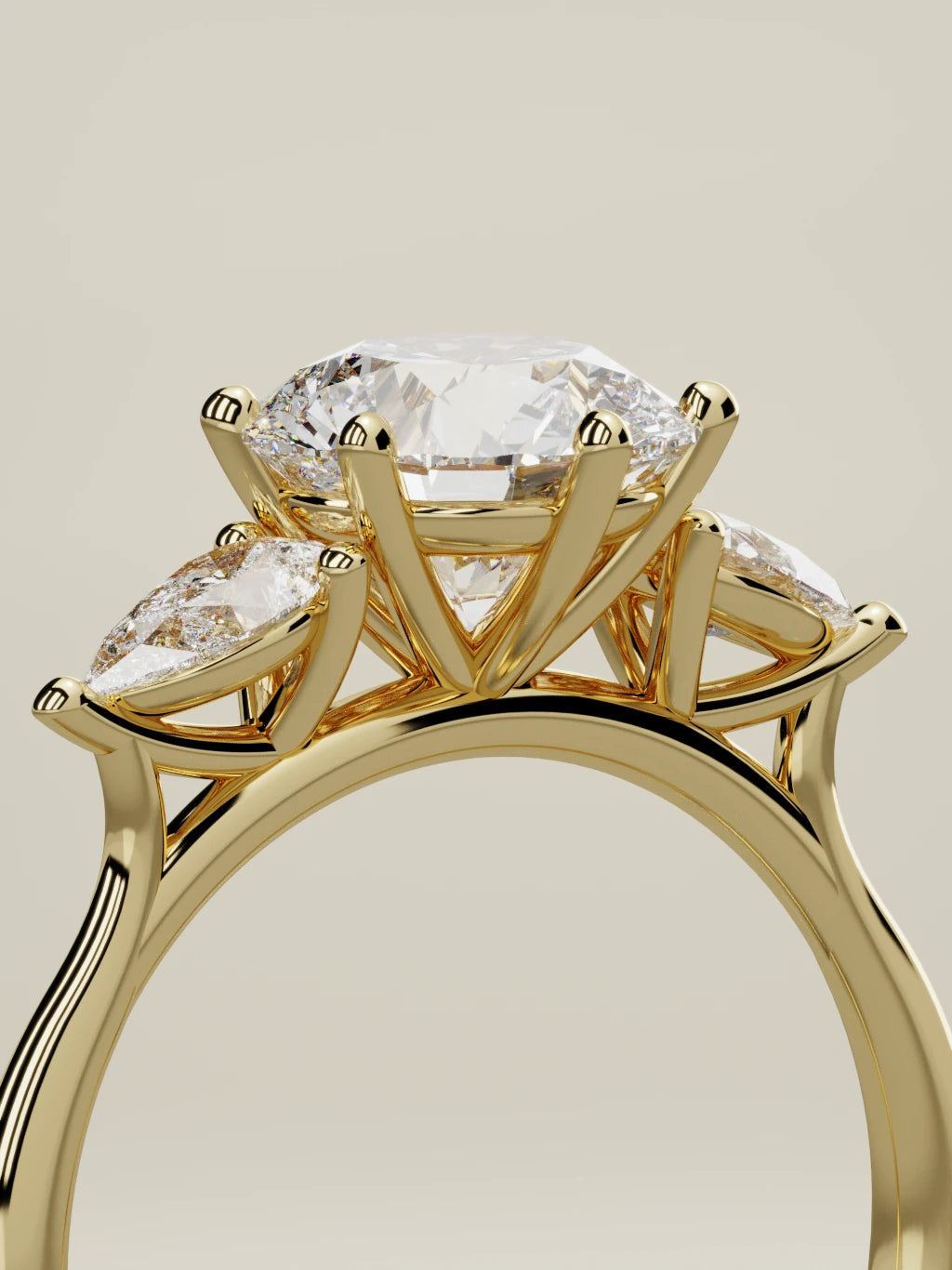 The Gala, solitario con diamante redondo de laboratorio en oro amarillo 14K, de pie, vista de tres cuartos