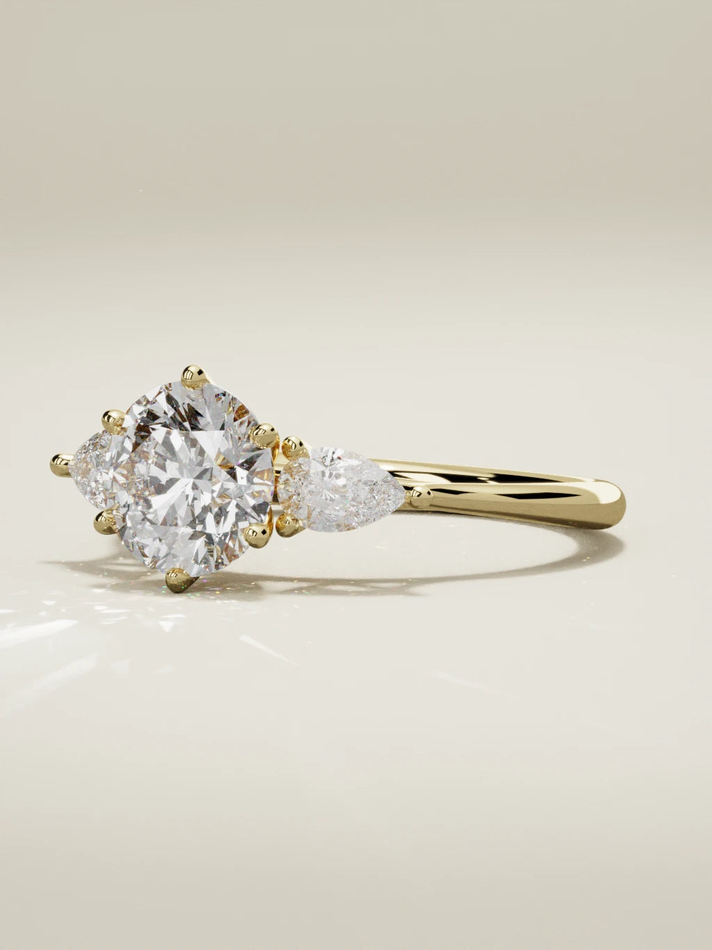 The Gala, solitario con diamante redondo de laboratorio en oro amarillo 14K, vista de tres cuartos