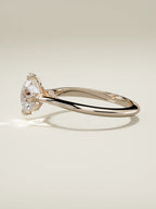 The Jazmin, solitario con diamante redondo de laboratorio en oro rosa 14K, vista lateral