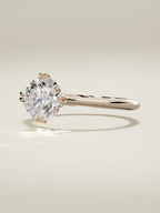 The Jazmin, solitario con diamante redondo de laboratorio en oro rosa 14K, vista de tres cuartos