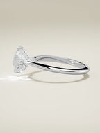 The Jazmin, solitario con diamante redondo de laboratorio en oro blanco 14K, vista lateral