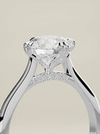 The Jazmin, solitario con diamante redondo de laboratorio en oro blanco 14K, de pie, vista de tres cuartos