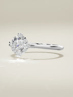 The Jazmin, solitario con diamante redondo de laboratorio en oro blanco 14K, vista de tres cuartos