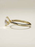 The Jazmin, solitario con diamante redondo de laboratorio en oro amarillo 14K, vista lateral