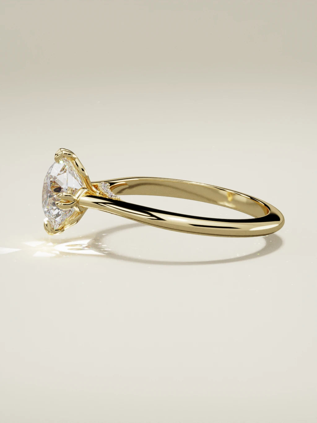 The Jazmin, solitario con diamante redondo de laboratorio en oro amarillo 14K, vista lateral