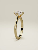 The Jazmin, solitario con diamante redondo de laboratorio en oro amarillo 14K, de pie, vista frontal