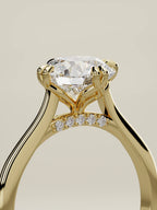The Jazmin, solitario con diamante redondo de laboratorio en oro amarillo 14K, de pie, vista de tres cuartos