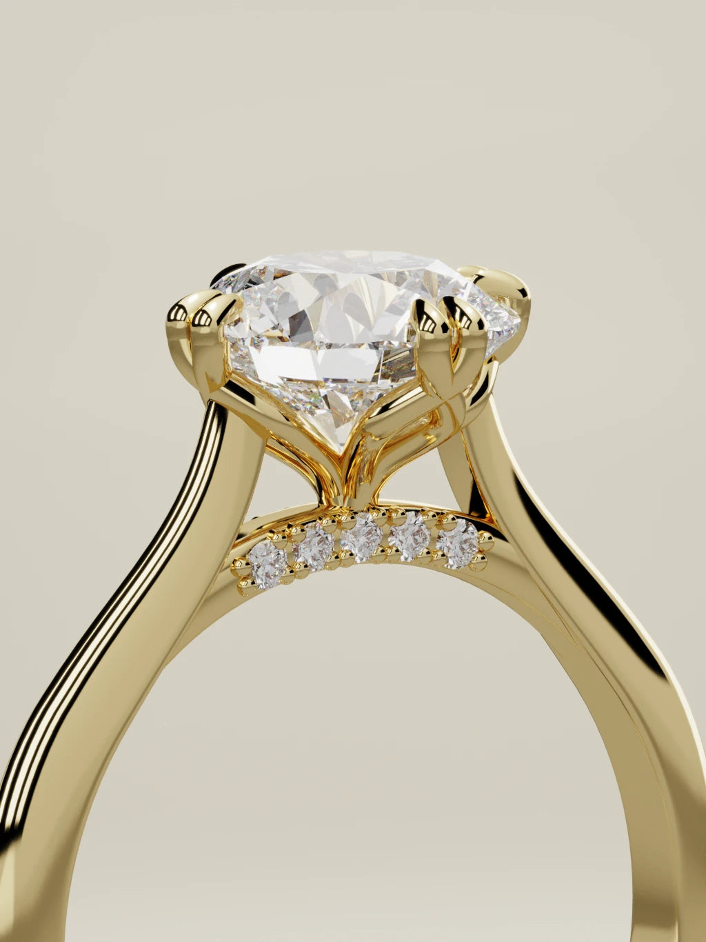 The Jazmin, solitario con diamante redondo de laboratorio en oro amarillo 14K, de pie, vista de tres cuartos