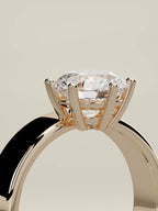 The Joya, solitario con diamante redondo de laboratorio en oro rosa 14K, de pie, vista de tres cuartos